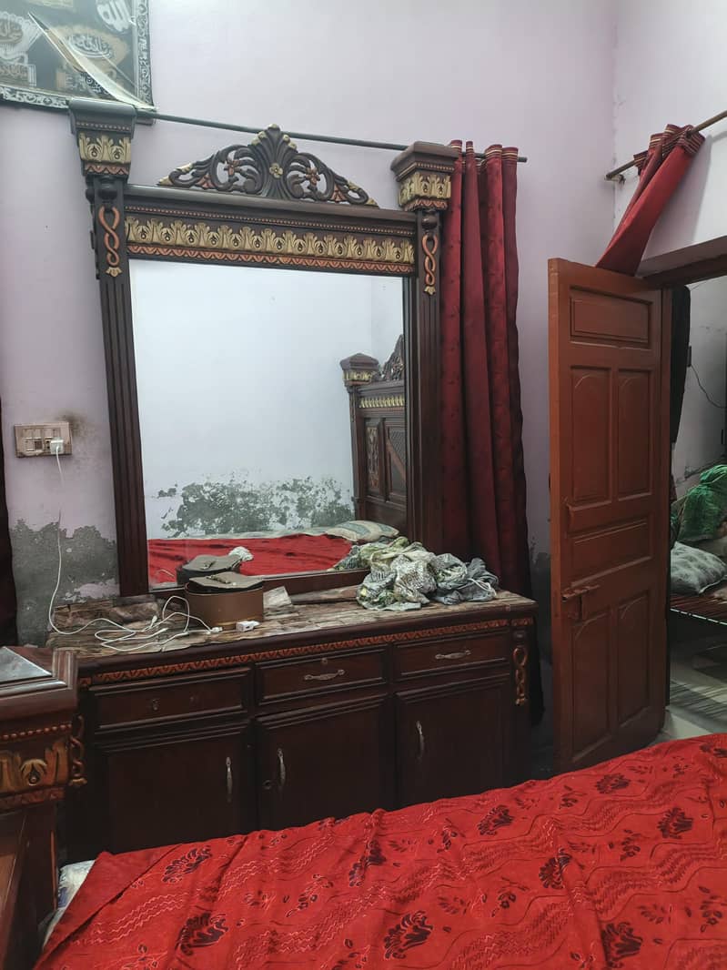 استعمال شدہ بیڈ، شیشہ اور شوکیس برائے فروخت | بہترین کنڈیشن 3