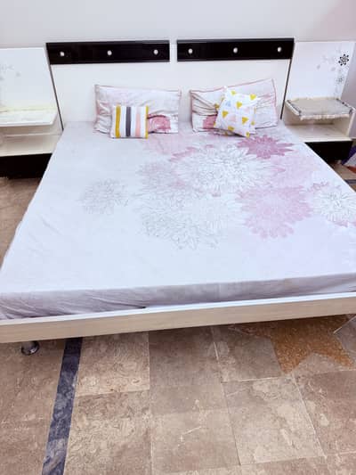 Beautiful designed black and white bed set