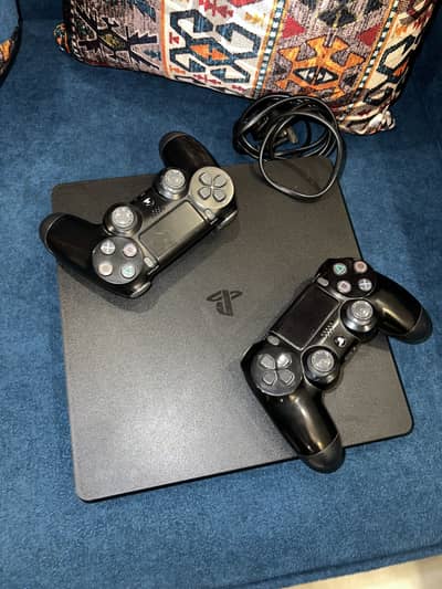 PS4 SLIM 500GB 2 Controllers
