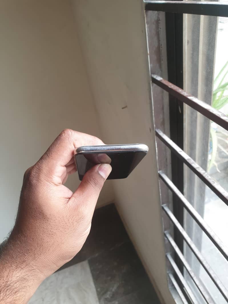 Apple iPhone X 4