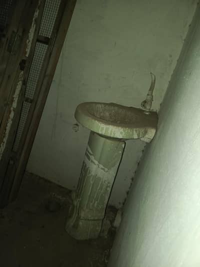 wash basin camod 2 pice new h chone ke dagh h saff ho jayga