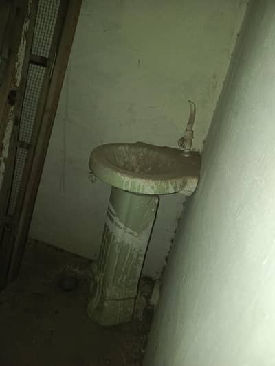 toilet  chair and wash basin New h paint  k dagh h saf ho jaygi