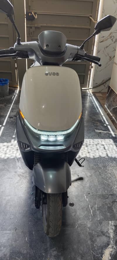 evee s1 Scooty white and grey colour