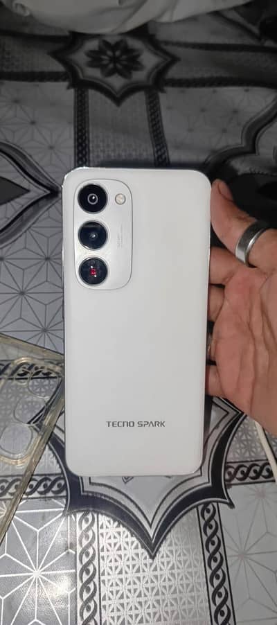 Tecno spark 40pro+ hai 8.256 hai all ok Sirf 15,din use kia hai