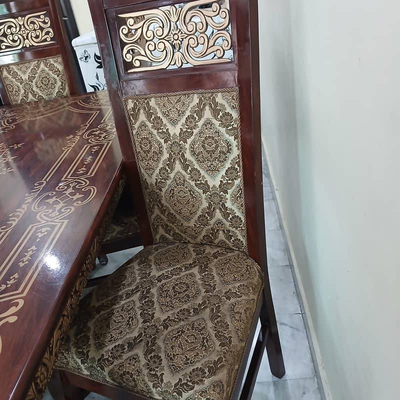 solid dinning table selling due to space issue 1