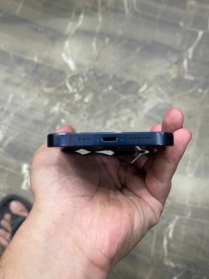 Apple iPhone 12 4