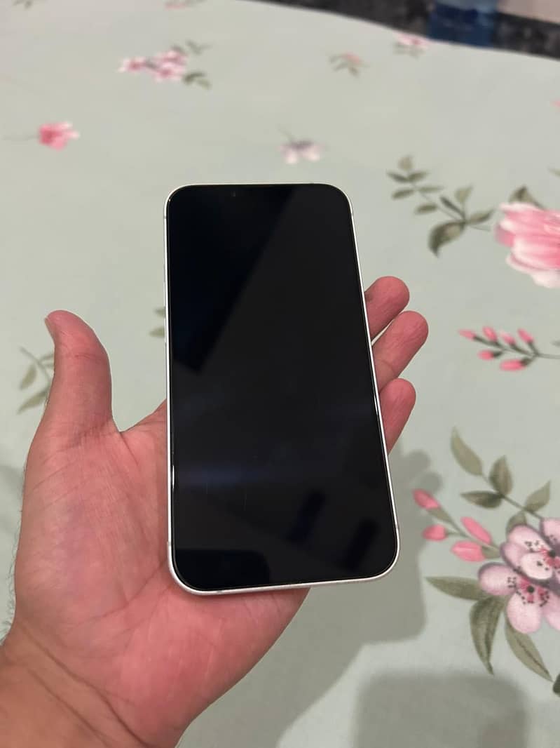 Apple iPhone 16e 1