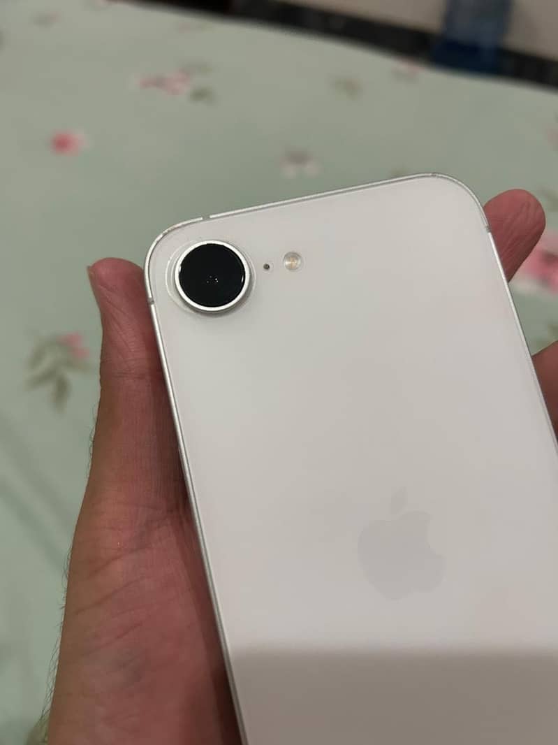 Apple iPhone 16e 2