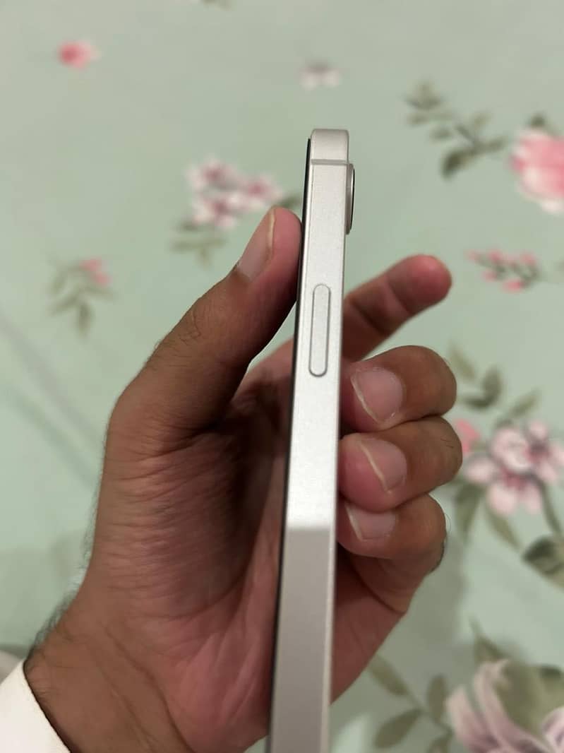 Apple iPhone 16e 3