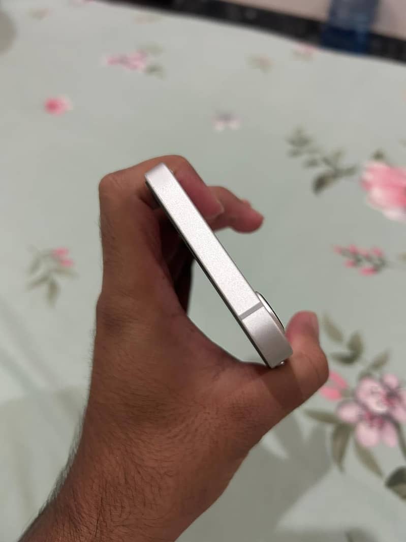 Apple iPhone 16e 4