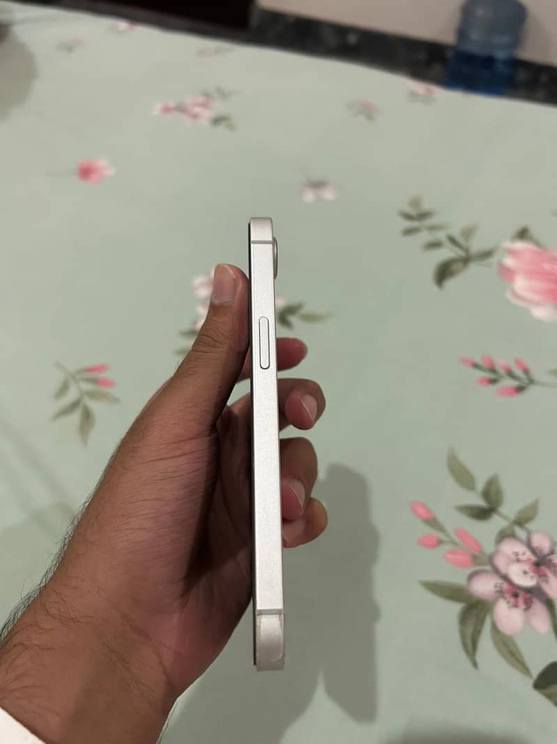 Apple iPhone 16e 5
