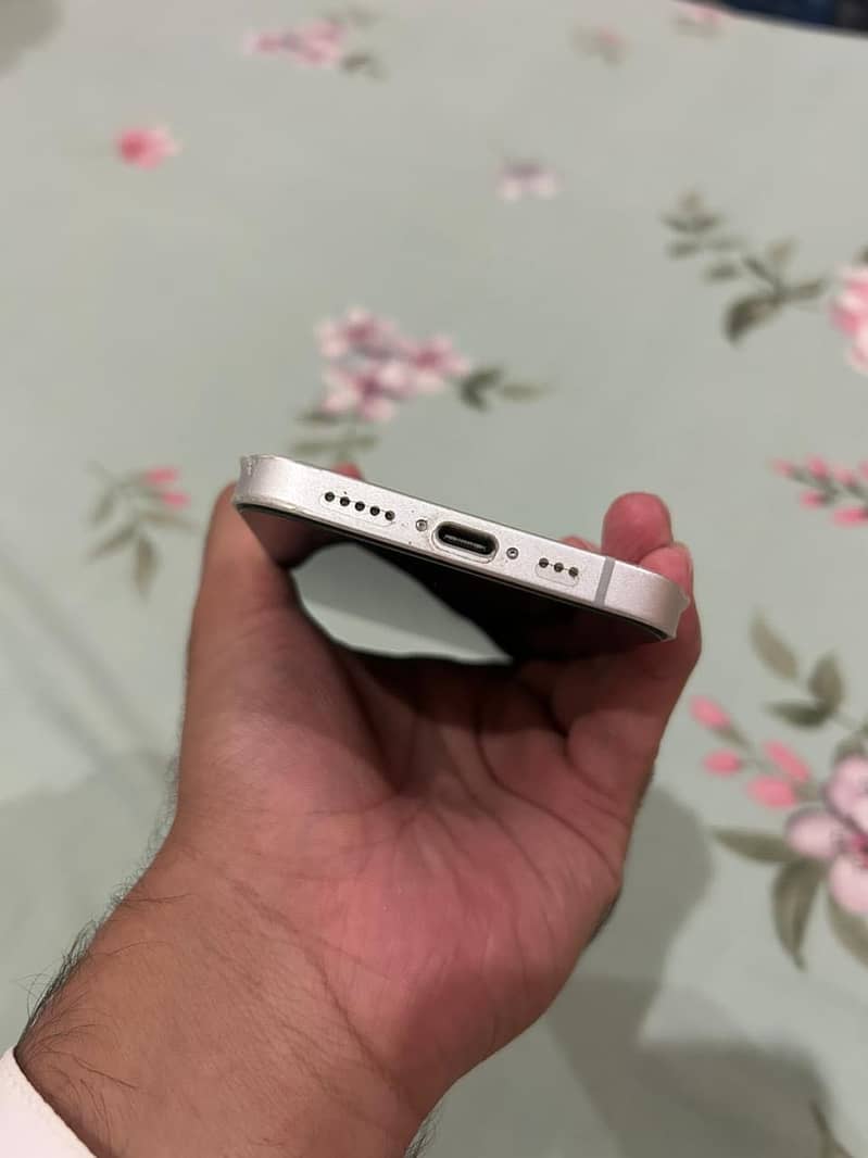 Apple iPhone 16e 6