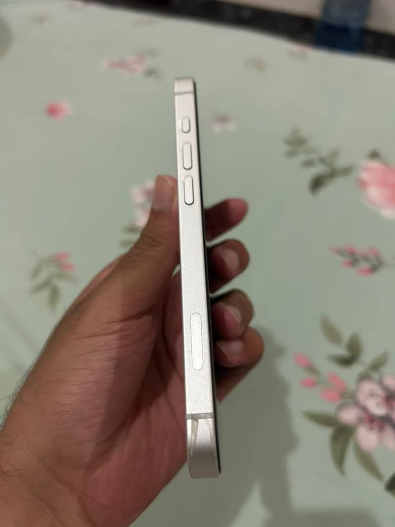 Apple iPhone 16e 7