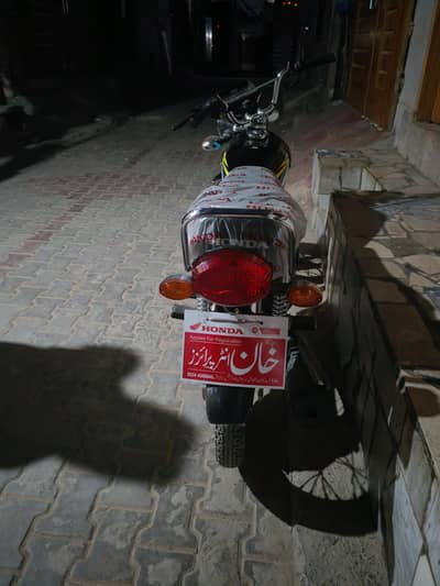 sirf 1800 chali hoi ha 2 month bs bilkul new 100%