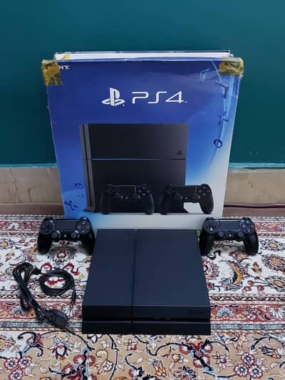 PlayStation 4 (PS4) Excellent Condition, 2 controller, Original box