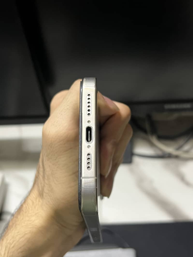 iPhone 15 Pro Max 2