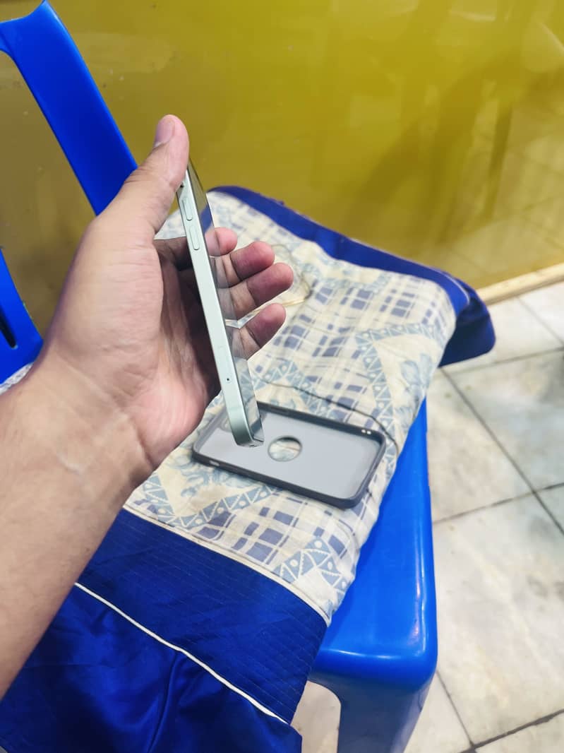 Apple iPhone 12 4