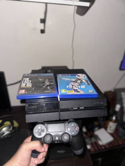Ps4 with 2 games and 1 original controller