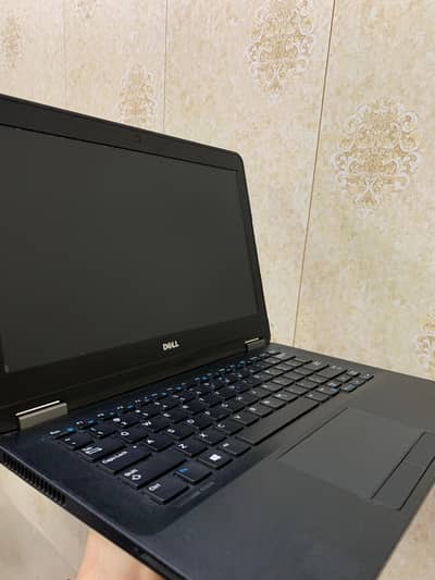 Dell Latitude E7270 Slim laptop (core i5/6th gen/SSD-10/9.5 condition)