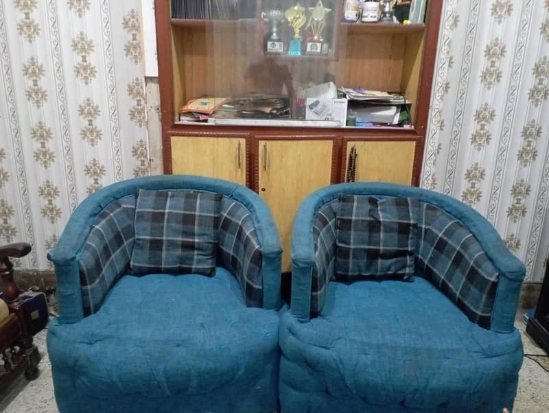 selling sofa 0