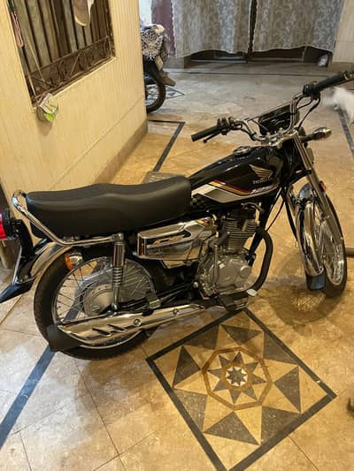Honda 125S Brand New (1600-KM only)