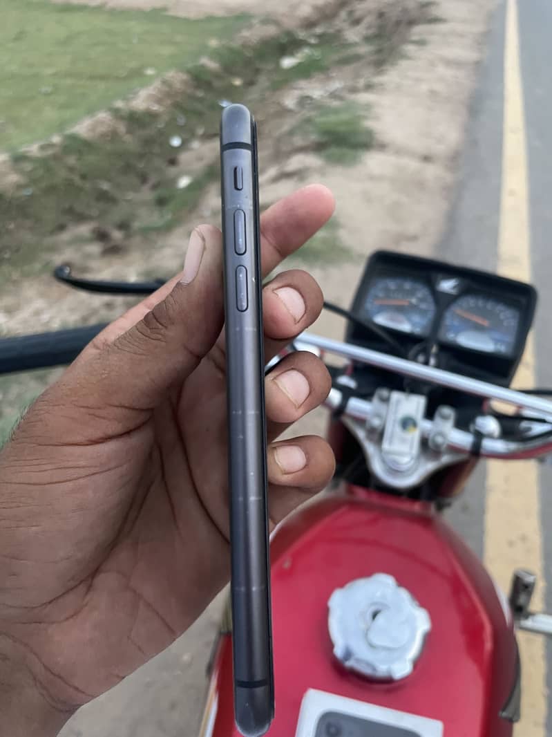 Apple iPhone 11 3