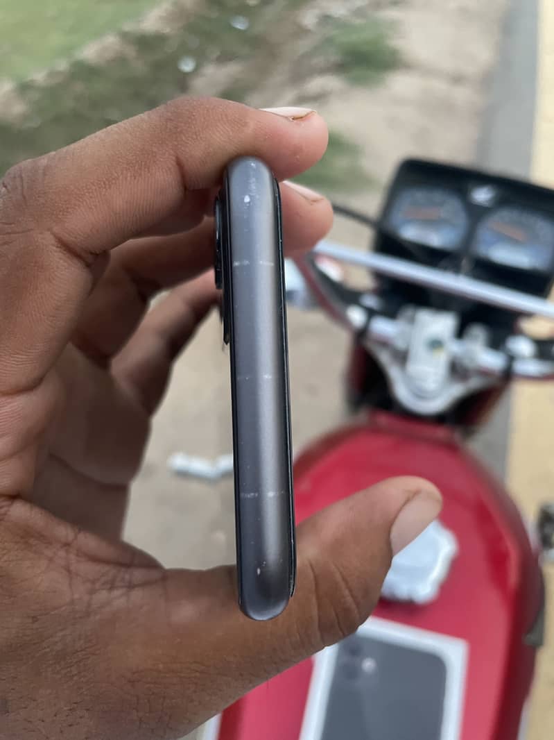 Apple iPhone 11 4