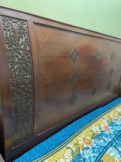 king Bed with 2 side tables and 1 dressing table