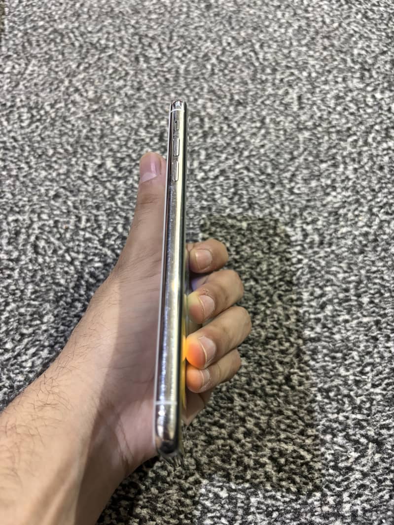 iPhone 11 Pro Max 4