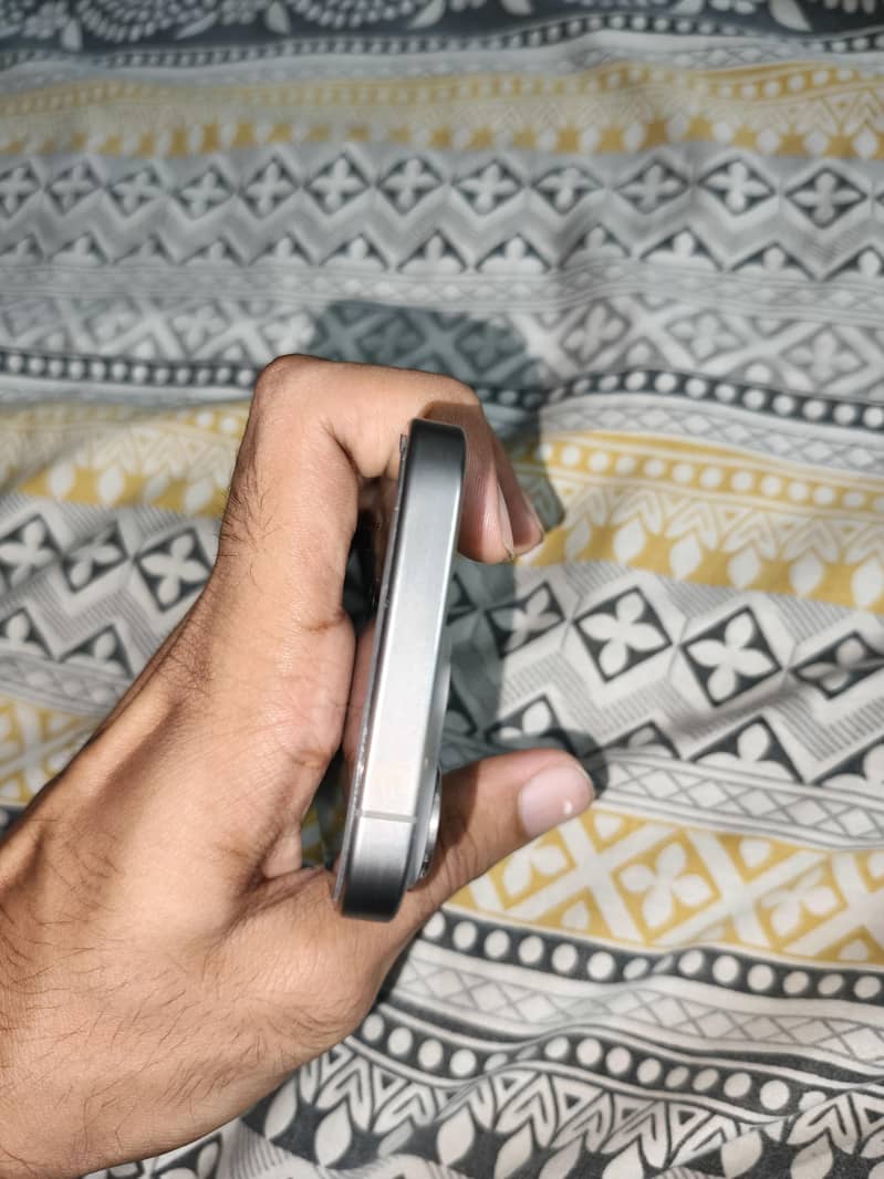 Apple iPhone 15 Pro 3