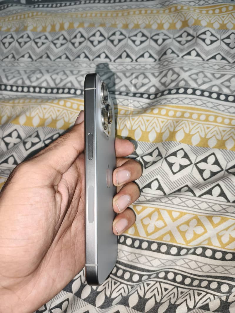 Apple iPhone 15 Pro 4