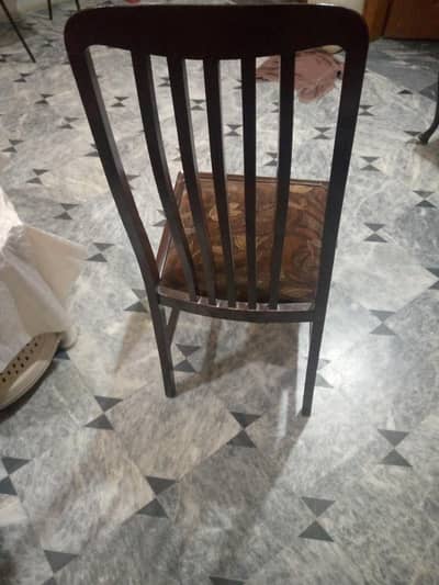 Chairs is 5 hai. . . .