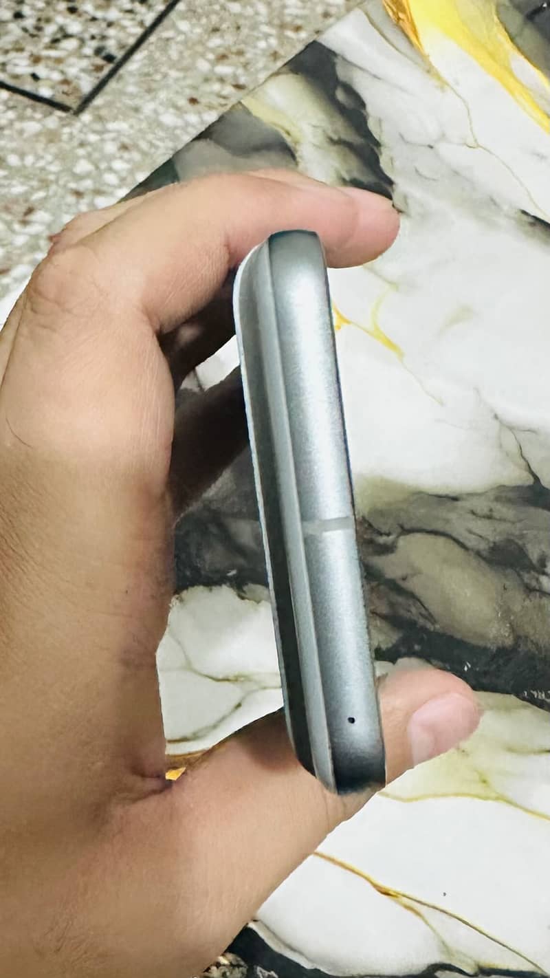 Google Pixel 8 4
