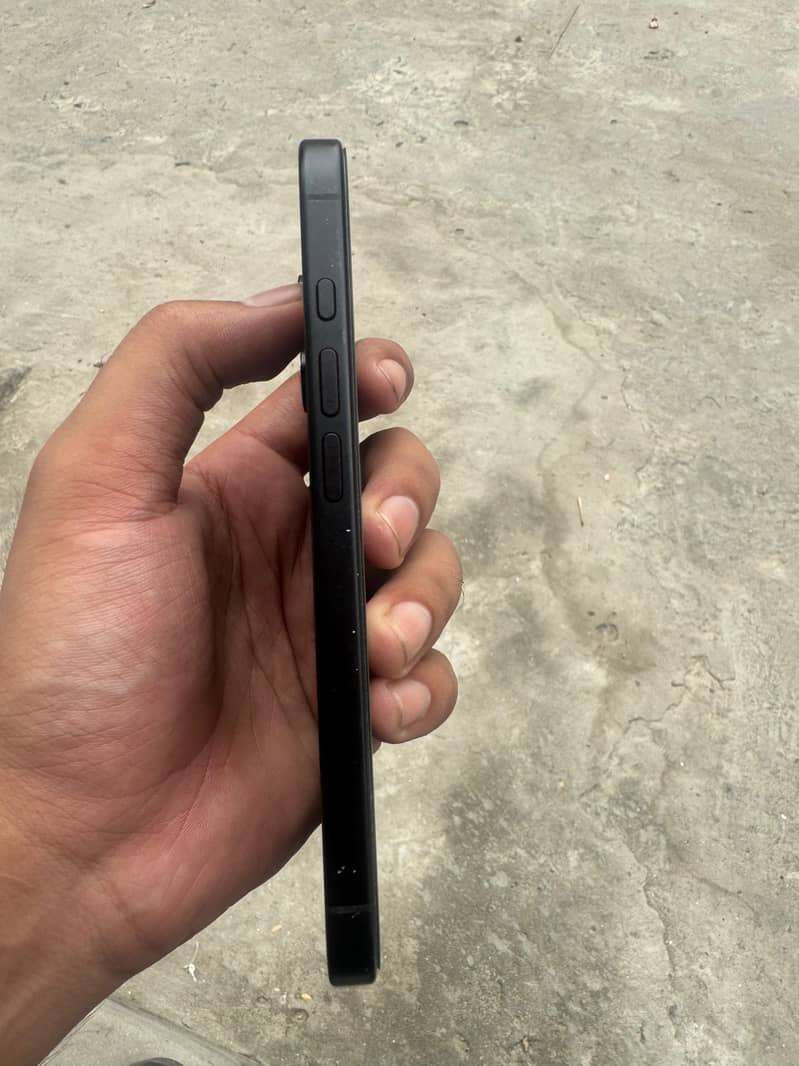 Apple iPhone 16 2
