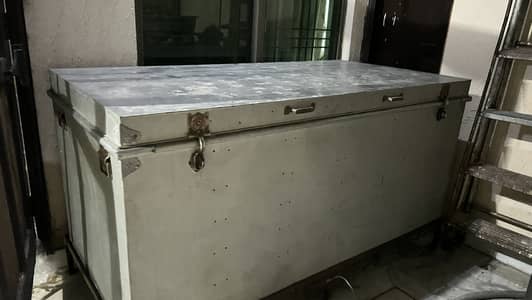 Large peti trunk with stand