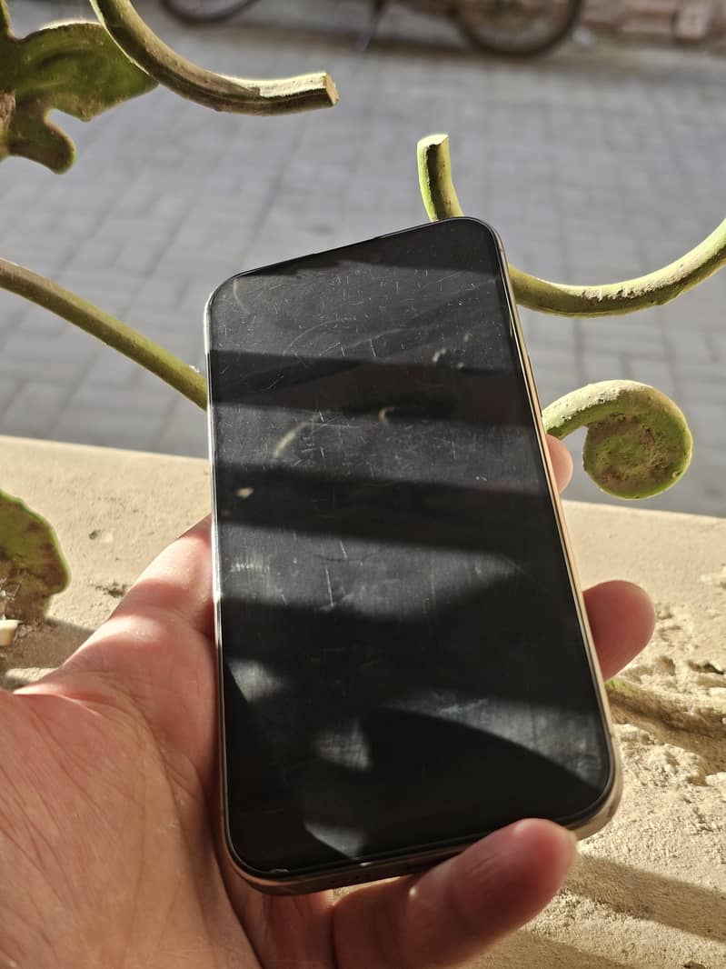 iPhone 15 Pro Max 4