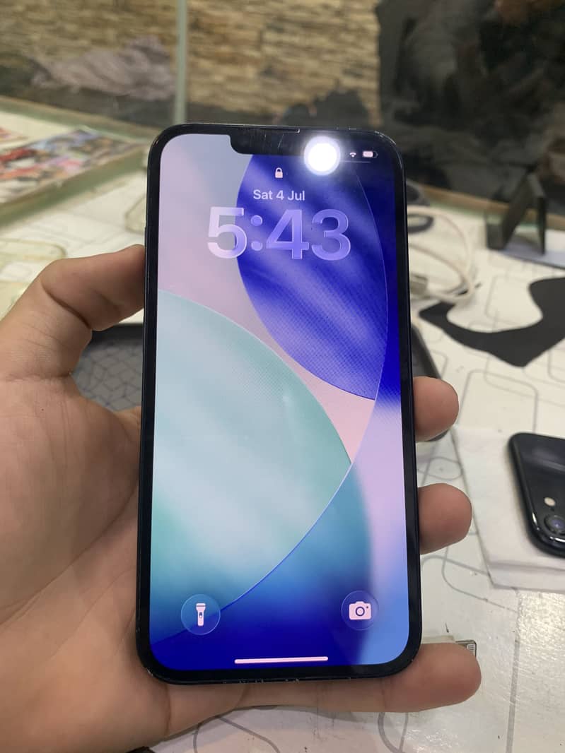 Apple iPhone 13 2