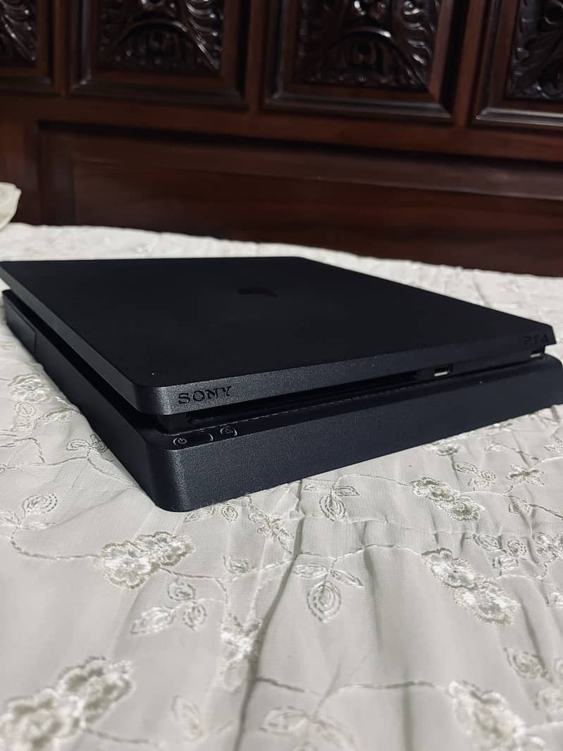 PS4 slim 1