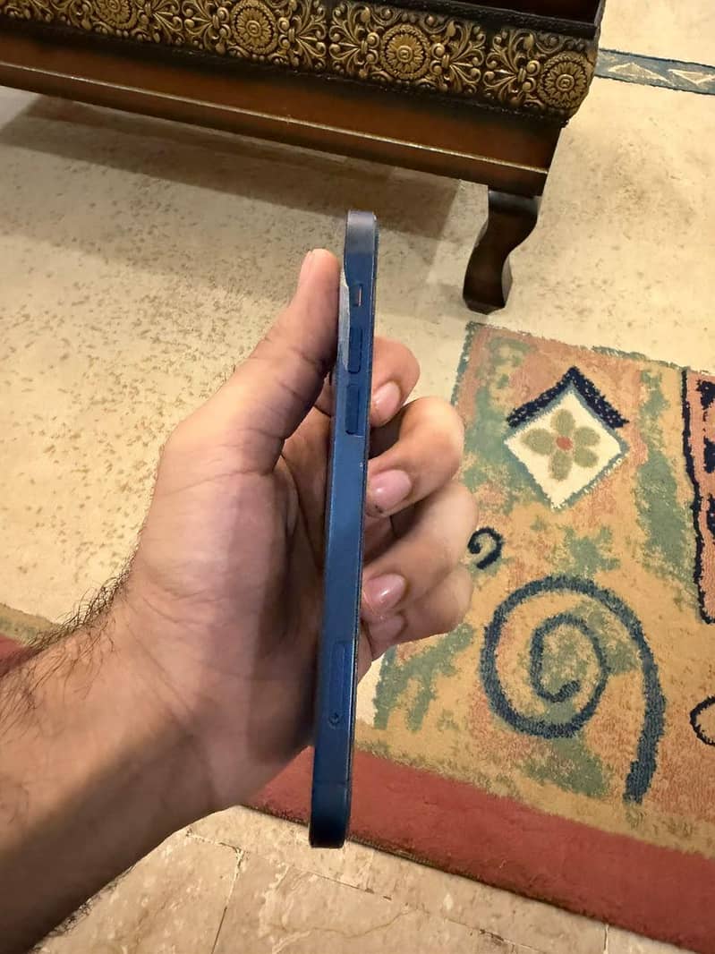Apple iPhone 12 4