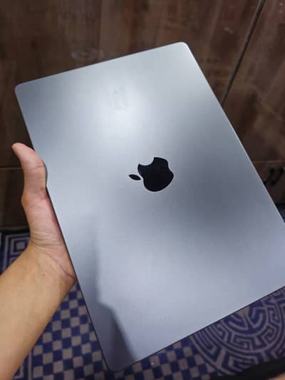 Apple MacBook Pro M3 + Logitech Keyboard & Mouse + Headphone