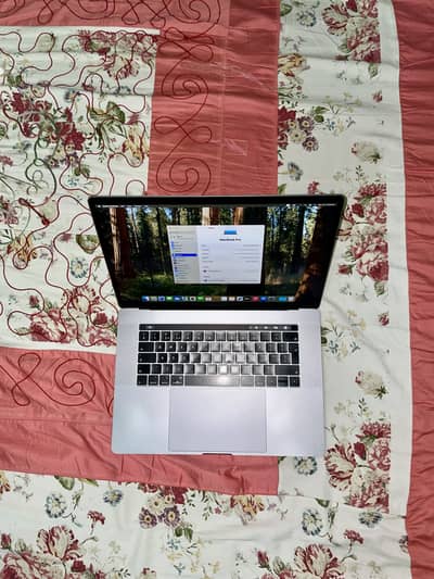 Apple macbook pro 2017 core i7 15 inch Top model
