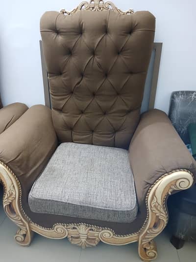 FANCY CROWN SOFA 2 PIECES FOR SALE IN VERU CHEAP PRICE.