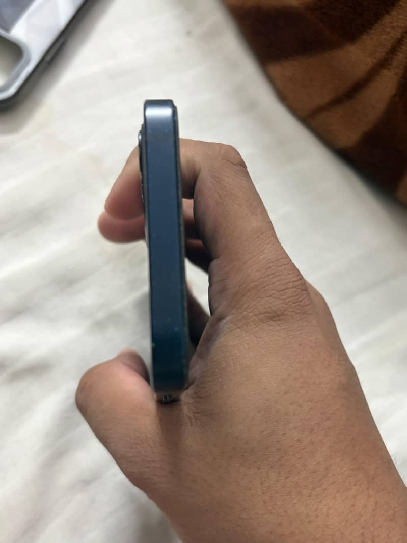 Apple iPhone 12 4