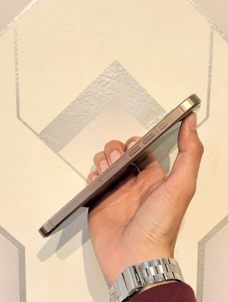 Apple iPhone 16 Pro Max 1