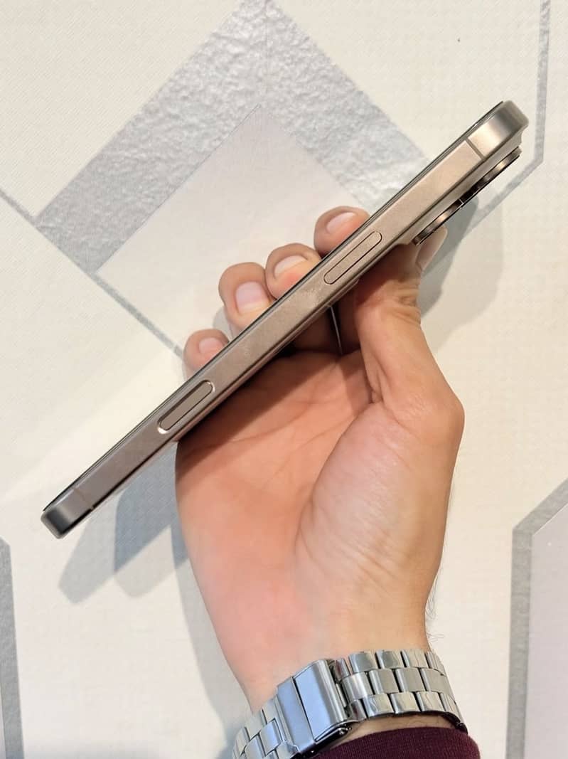 Apple iPhone 16 Pro Max 2