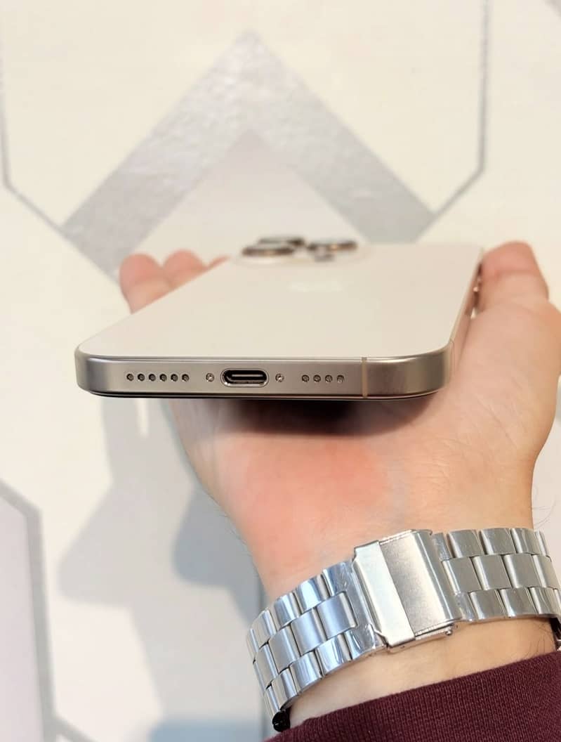 Apple iPhone 16 Pro Max 4