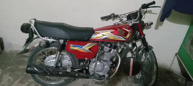 Honda 125 bilkul fresh total 7500 chli hui ha