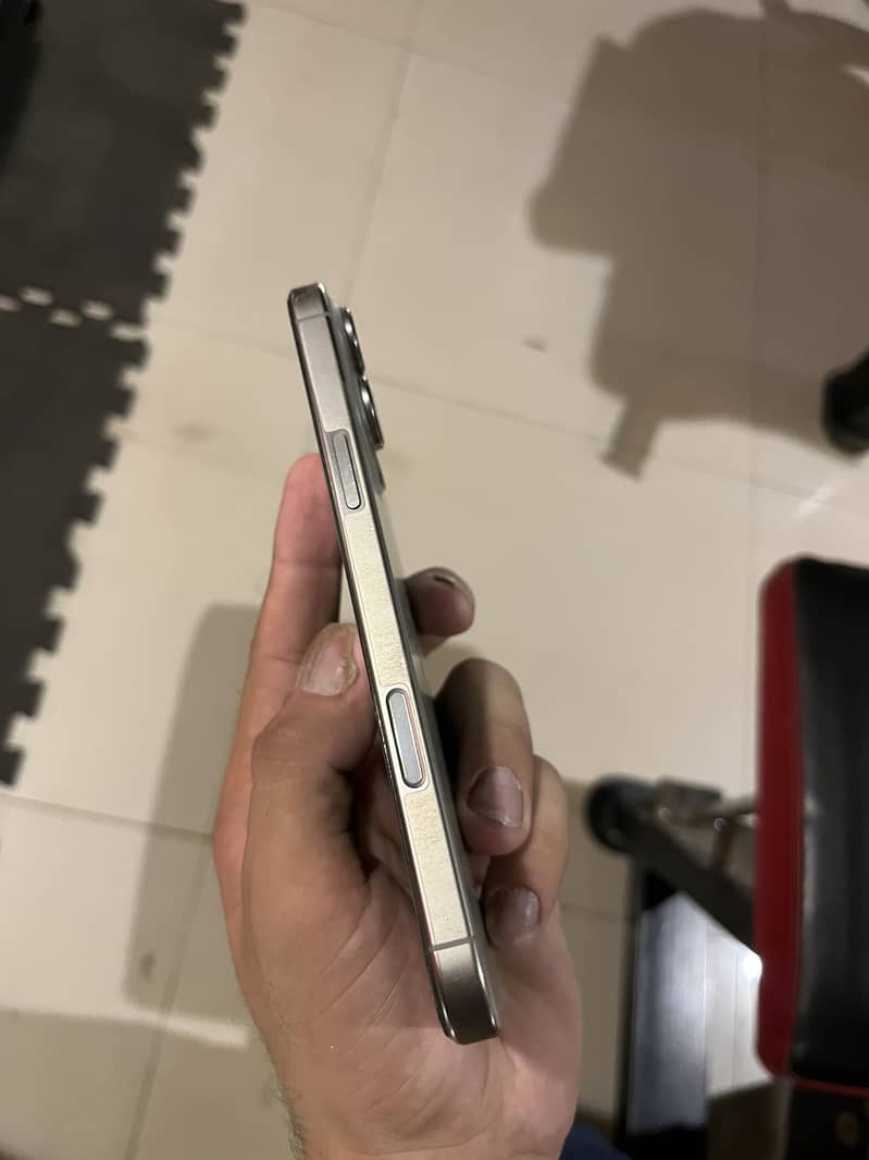 Apple iPhone 16 Pro Max 1