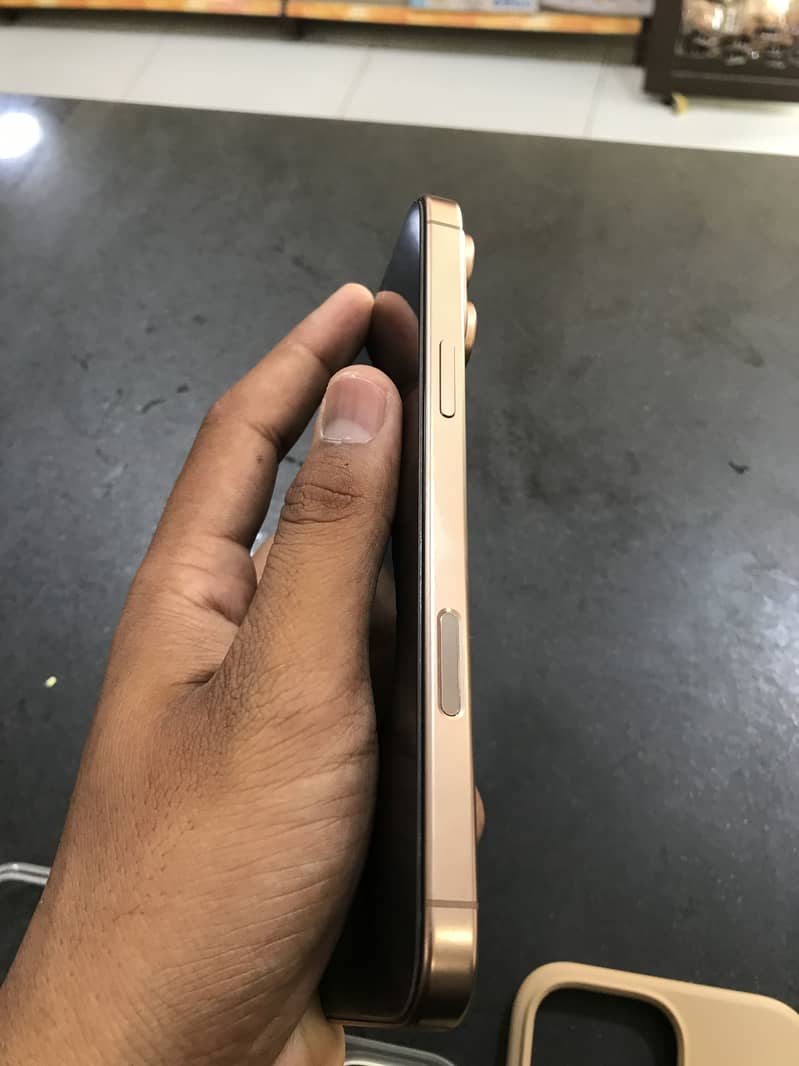 iPhone 16 Pro Max 12