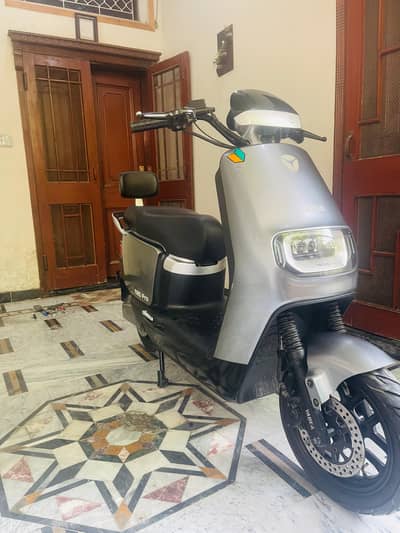 yadea + metro E8S pro with lithium ion battery